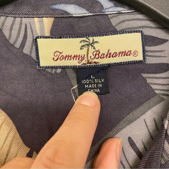 Tommy Bahama vintage 100% Silk navy blue Hawaiian Tropical button up Shirt -L - Picture 3 of 9